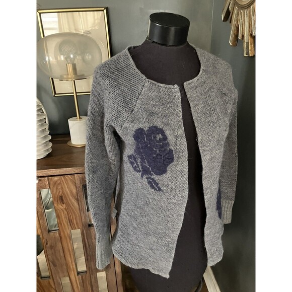 COCOGIO Knit Sweater Cardigan Thick Soft Chunky Gray Navy Flowers Roses Sz M - Picture 2 of 6
